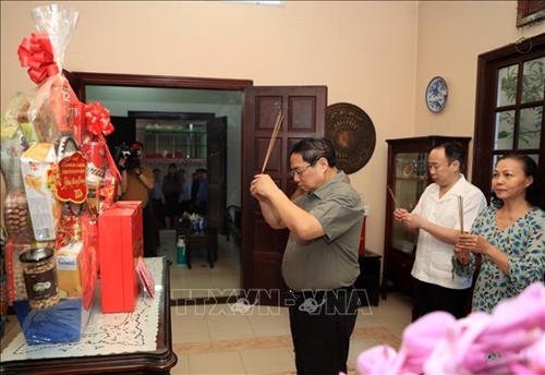 Thủ tướng Phạm Minh Chính dâng hương tưởng nhớ các cố lãnh đạo Chính phủ